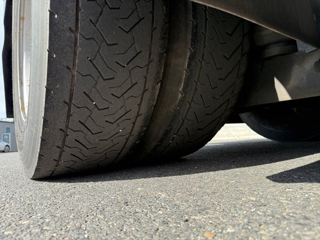 Tractor unit Mercedes-Benz 1848 Actros Gigaspace: picture 9