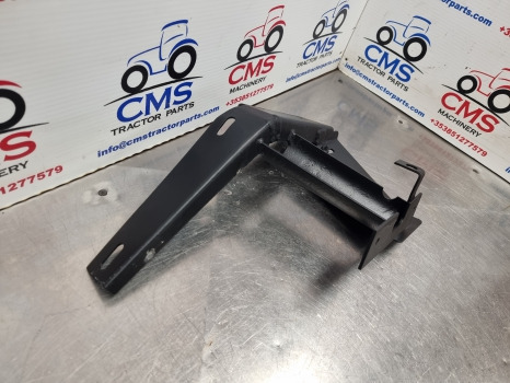 New Holland Tm, Ts, Tl, 60, 40 Series, Mudguard Extension Support Rhs 82029985 - Fender: picture 3 New Holland Tm, Ts, Tl, 60, 40 Series, Mudguard Extension Support Rhs 82029985 - Fender: picture 3