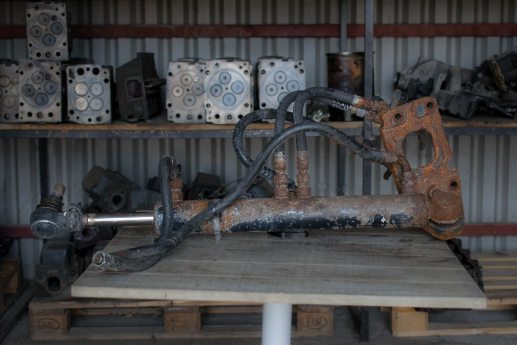 MAN TGA FOR THIRD AXLE - Hydraulic cylinder for Truck: picture 1 MAN TGA FOR THIRD AXLE - Hydraulic cylinder for Truck: picture 1