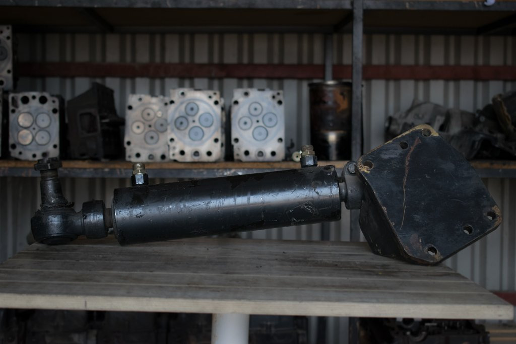 MAN TGA HYDRAULIC STEERING BOTTLE - Hydraulic cylinder for Truck: picture 1 MAN TGA HYDRAULIC STEERING BOTTLE - Hydraulic cylinder for Truck: picture 1