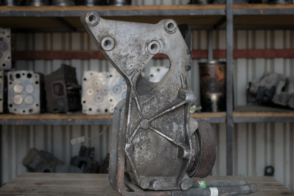 MERCEDES-BENZ ACTROS AIR-CONDITION COMPRESSOR BASE - A/C part for Truck: picture 1 MERCEDES-BENZ ACTROS AIR-CONDITION COMPRESSOR BASE - A/C part for Truck: picture 1