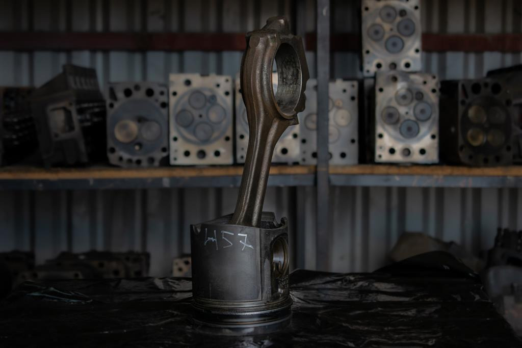 MERCEDES-BENZ AXOR PISTON WITH CONNECTING ROD FOR ENGINE CODE OM 457 - Connecting rod for Truck: picture 2 MERCEDES-BENZ AXOR PISTON WITH CONNECTING ROD FOR ENGINE CODE OM 457 - Connecting rod for Truck: picture 2