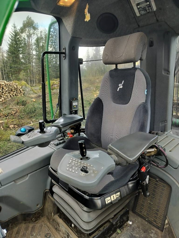 Forwarder John Deere 1510 E: picture 12