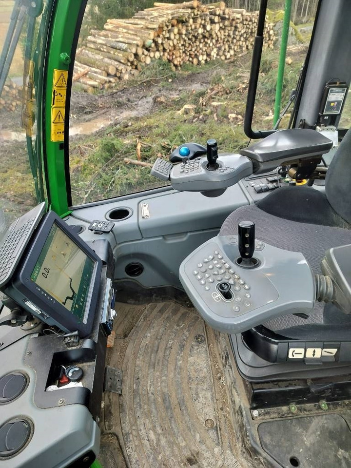 Forwarder John Deere 1510 E: picture 11