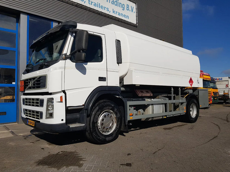Volvo FM 9.340 Petrol, Diesel 17000 Ltr. 3 Compartementen - Tanker truck: picture 2 Volvo FM 9.340 Petrol, Diesel 17000 Ltr. 3 Compartementen - Tanker truck: picture 2