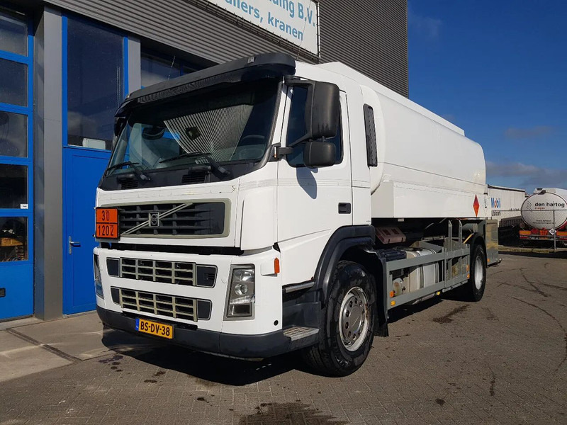 Volvo FM 9.340 Petrol, Diesel 17000 Ltr. 3 Compartementen - Tanker truck: picture 1 Volvo FM 9.340 Petrol, Diesel 17000 Ltr. 3 Compartementen - Tanker truck: picture 1