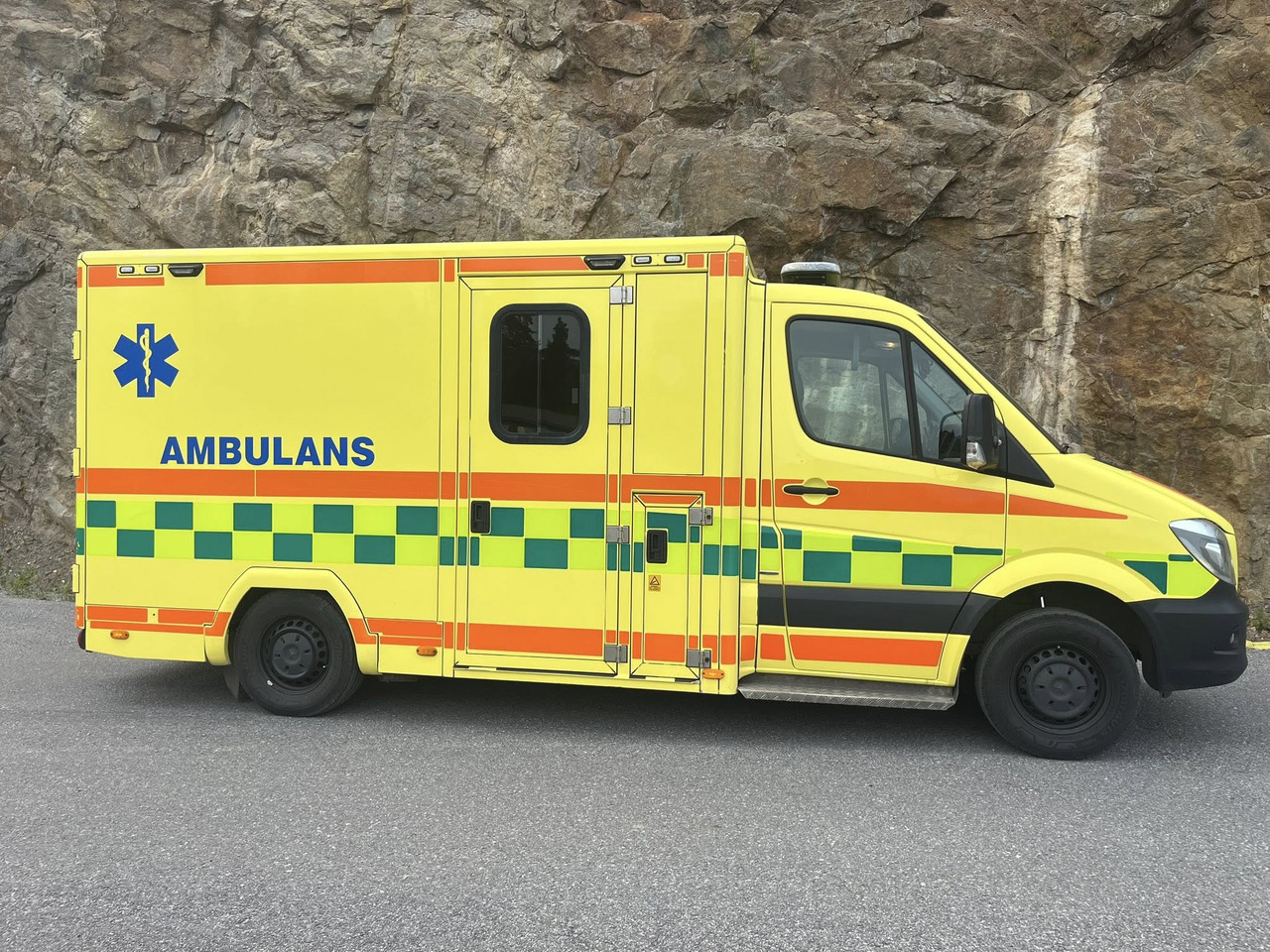MERCEDES-BENZ Sprinter 319 - AMBULANCE / Krankenwagen / швидка допомога - Ambulance: picture 5 MERCEDES-BENZ Sprinter 319 - AMBULANCE / Krankenwagen / швидка допомога - Ambulance: picture 5