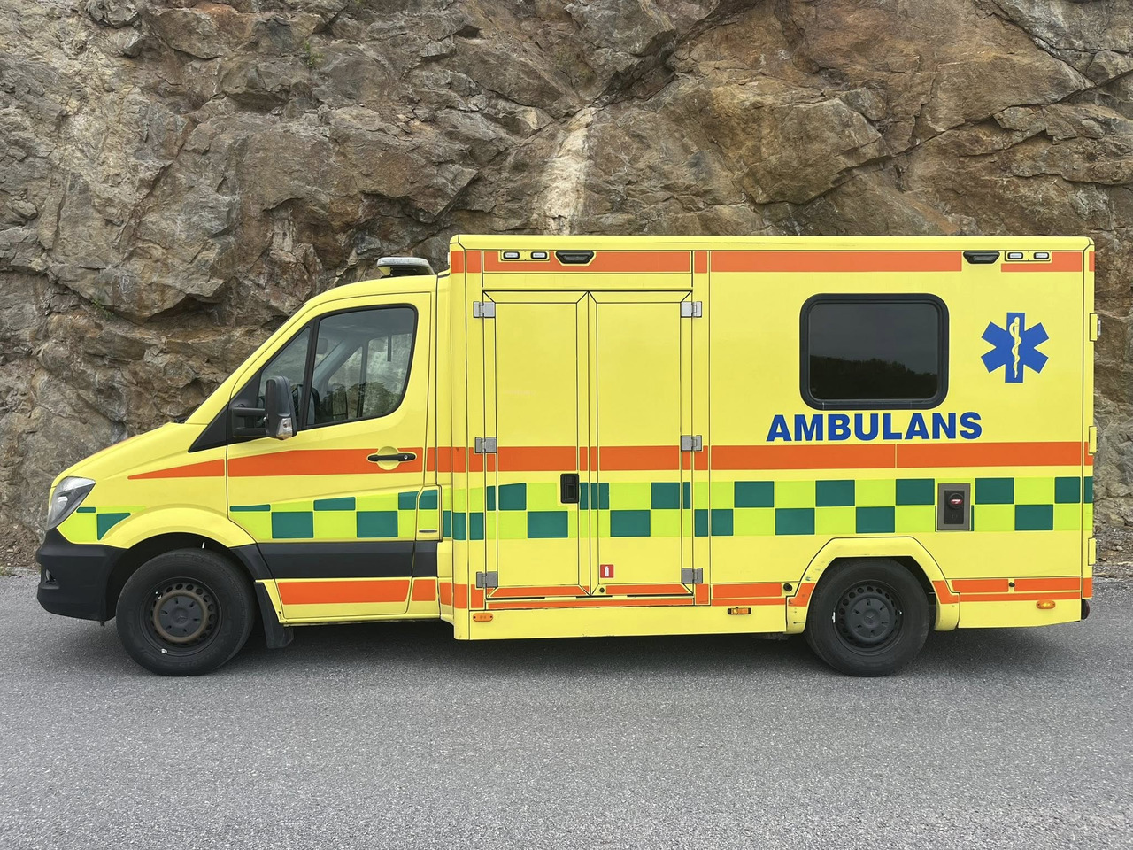 MERCEDES-BENZ Sprinter 319 - AMBULANCE / Krankenwagen / швидка допомога - Ambulance: picture 2 MERCEDES-BENZ Sprinter 319 - AMBULANCE / Krankenwagen / швидка допомога - Ambulance: picture 2