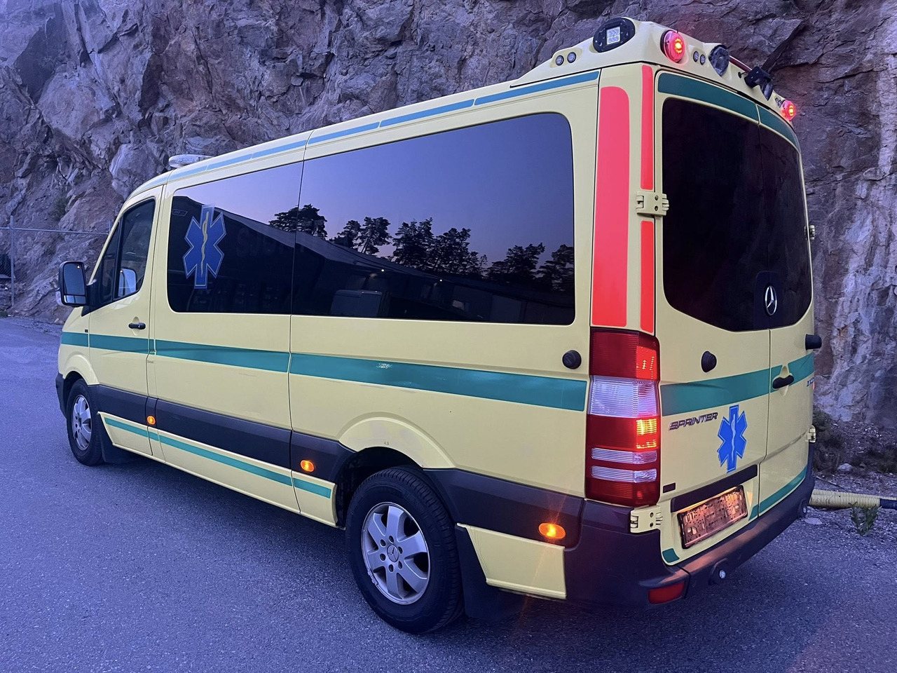 Mercedes-Benz Sprinter 316 - 2 stretcher AMBULANCE - RESERERAD !! - Ambulance: picture 4 Mercedes-Benz Sprinter 316 - 2 stretcher AMBULANCE - RESERERAD !! - Ambulance: picture 4