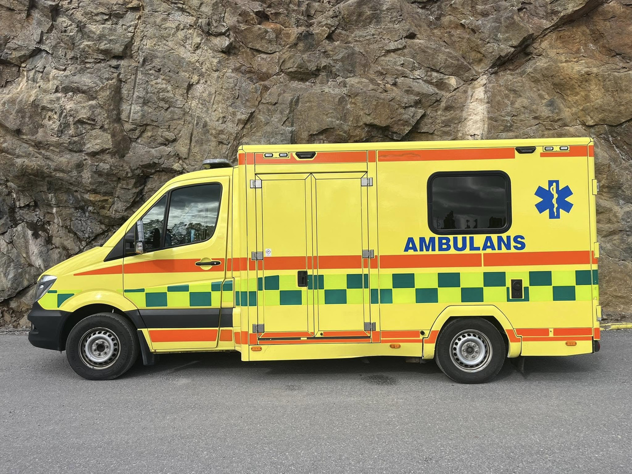 Mercedes-Benz Sprinter 319 - AMBULANCEBOX / Krankenwagen / ambulance - Ambulance: picture 1 Mercedes-Benz Sprinter 319 - AMBULANCEBOX / Krankenwagen / ambulance - Ambulance: picture 1