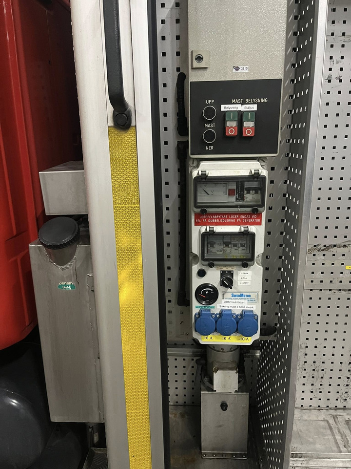 SCANIA P94GB 4x2 NZ310 - Fire engine - Fire engine: picture 3 SCANIA P94GB 4x2 NZ310 - Fire engine - Fire engine: picture 3