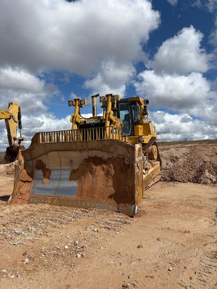 CAT D 9 T (CE Certified / New Undercarriage) - Bulldozer: picture 4 CAT D 9 T (CE Certified / New Undercarriage) - Bulldozer: picture 4