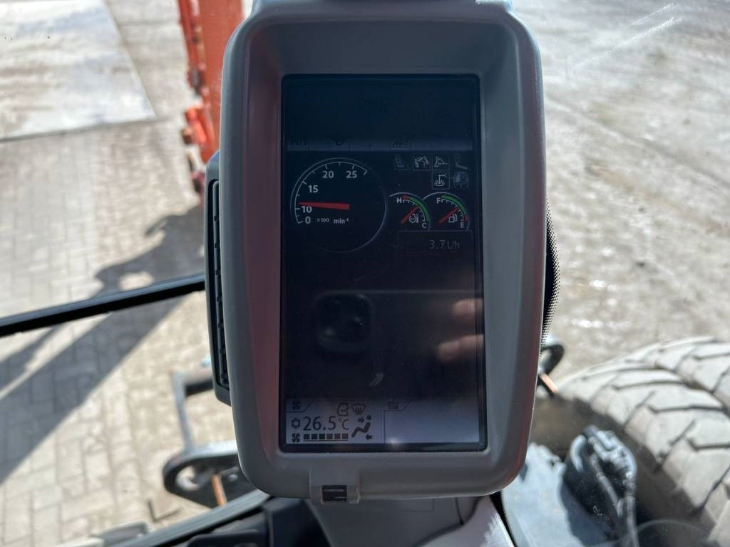 Wheel excavator Hitachi ZX 140 W-5B: picture 9