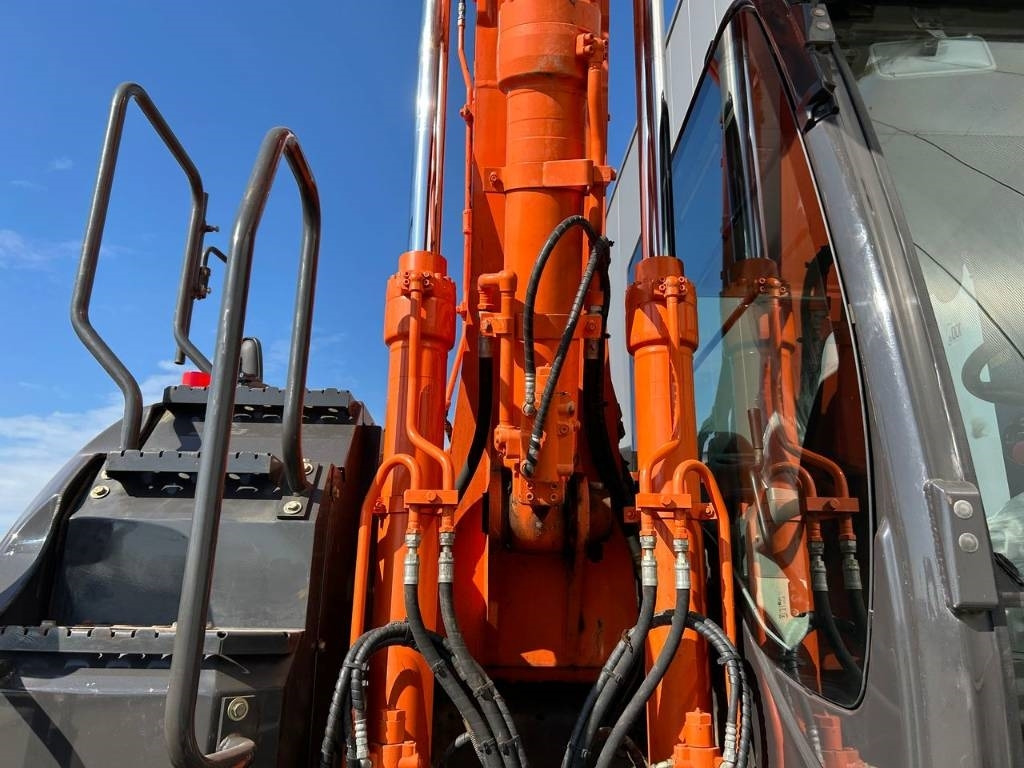 Wheel excavator Hitachi ZX 140 W-5B: picture 30