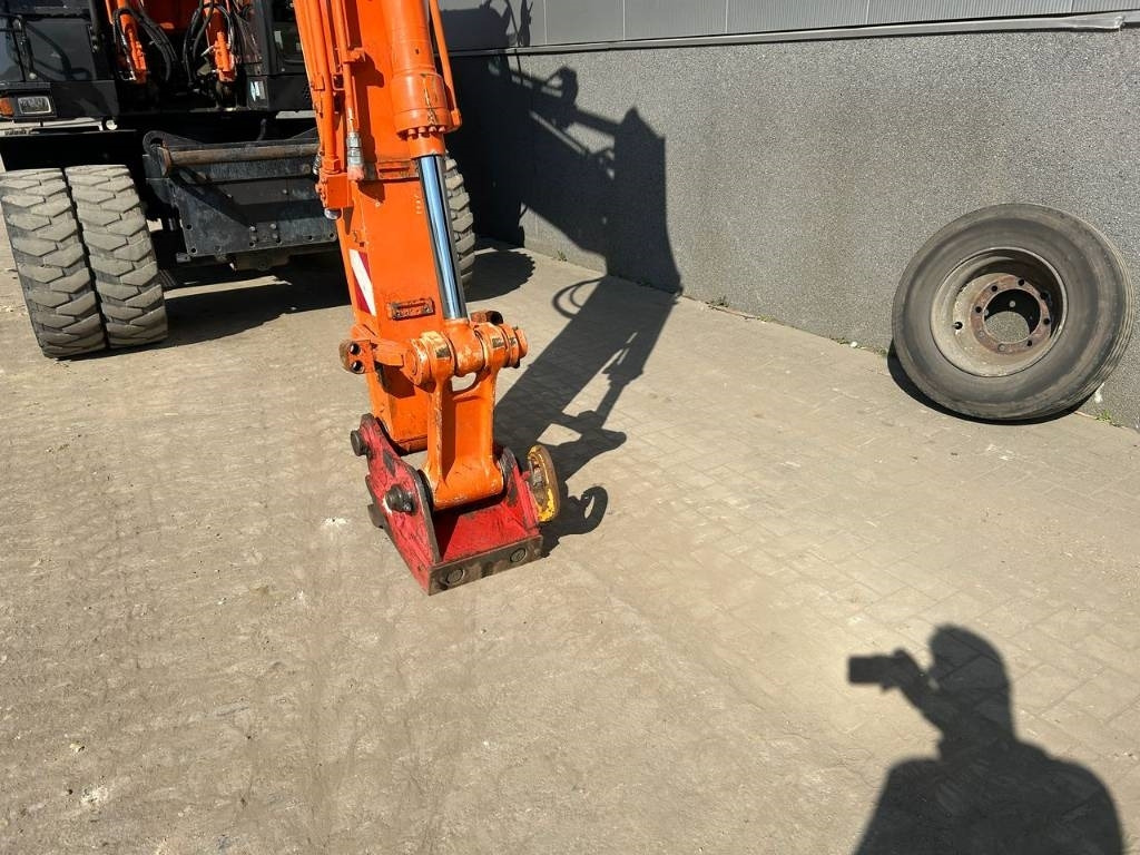 Wheel excavator Hitachi ZX 140 W-5B: picture 17