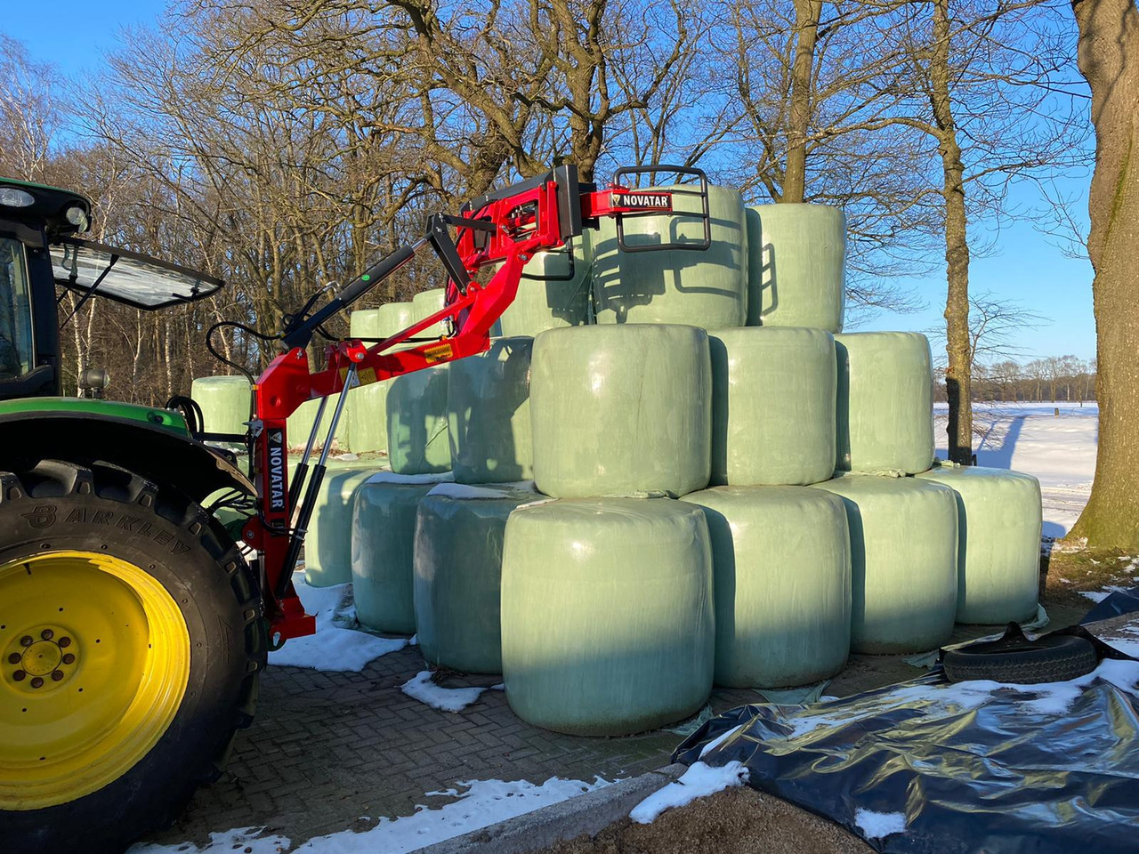 Novatar Tractor Rear Loader - Farm tractor: picture 1 Novatar Tractor Rear Loader - Farm tractor: picture 1