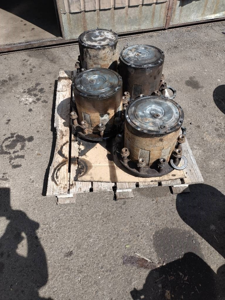 Sisu E,R ja Polar napoja - Axle and parts for Truck: picture 1 Sisu E,R ja Polar napoja - Axle and parts for Truck: picture 1
