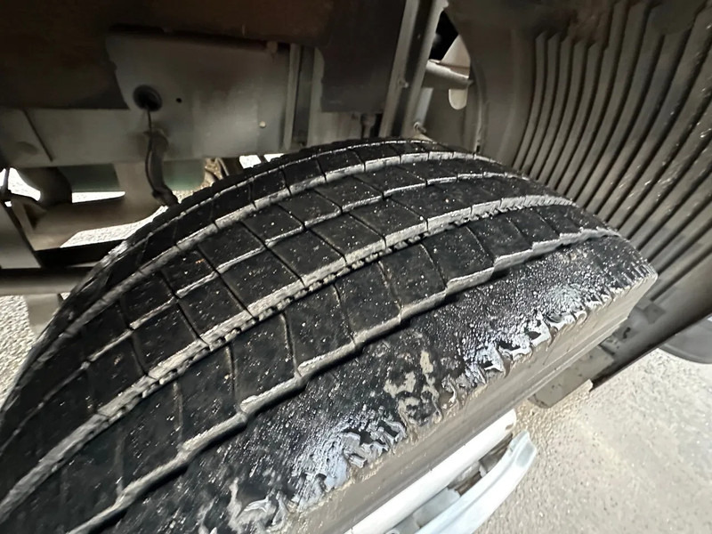 Volvo FL 612 180 / 12T / NL TRUCK / EURO3 / ANALOG / MANUAL / LEAF SPRING / BOX+LIFT / LOW KM - Box truck: picture 5 Volvo FL 612 180 / 12T / NL TRUCK / EURO3 / ANALOG / MANUAL / LEAF SPRING / BOX+LIFT / LOW KM - Box truck: picture 5