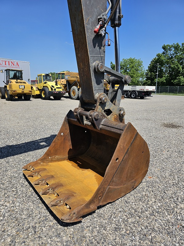 Crawler excavator VOLVO EC240BNLC: picture 18