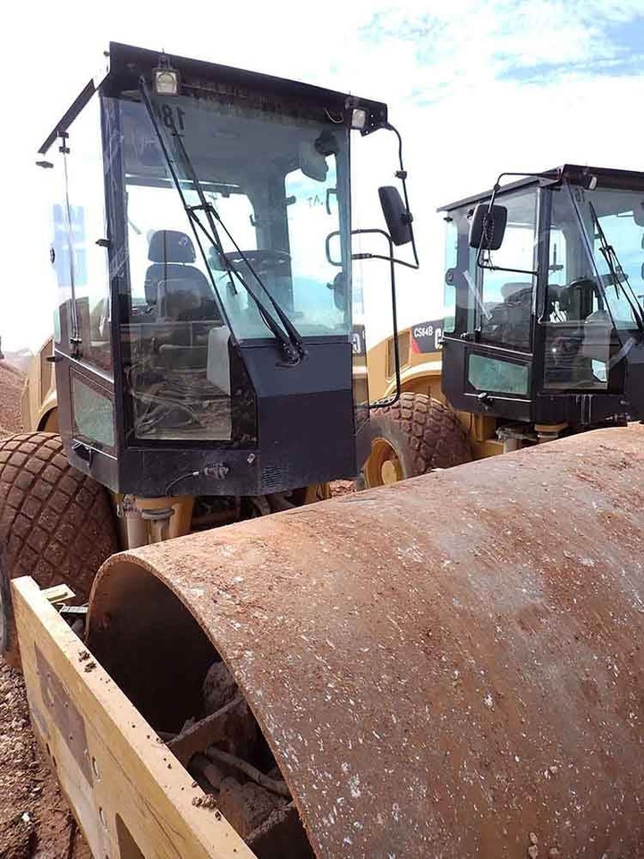 CAT CS64B - Plate compactor: picture 2 CAT CS64B - Plate compactor: picture 2