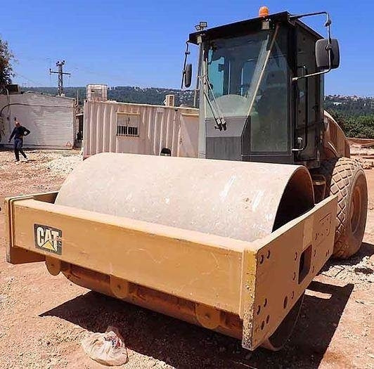 CAT CS64B - Plate compactor: picture 1 CAT CS64B - Plate compactor: picture 1