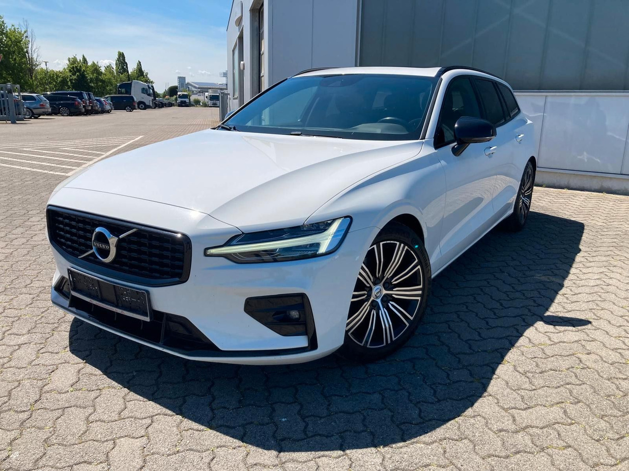 Volvo V60 B4 (Diesel) R Design (Standheiz, AHK, Pano) - Car: picture 1 Volvo V60 B4 (Diesel) R Design (Standheiz, AHK, Pano) - Car: picture 1