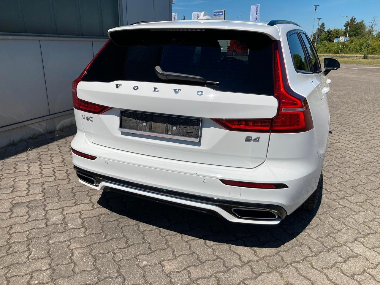 Volvo V60 B4 (Diesel) R Design (Standheiz, AHK, Pano) - Car: picture 4 Volvo V60 B4 (Diesel) R Design (Standheiz, AHK, Pano) - Car: picture 4