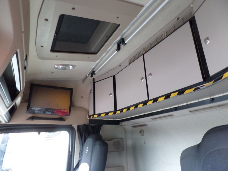 Tractor unit Mercedes-Benz Actros 3351 6x4: picture 7