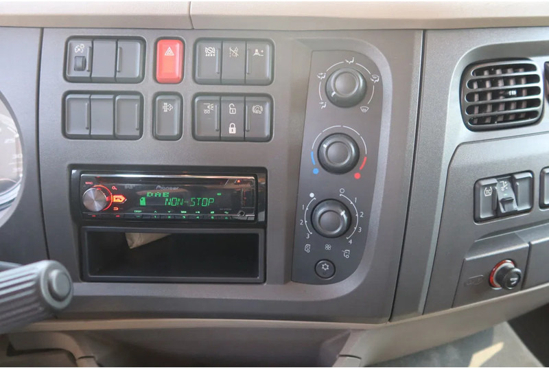 Box truck DAF LF 210 FA Bakwagen + Dhollandia 2000 kg klep extra accu set, 3x bindrail + stang.: picture 8