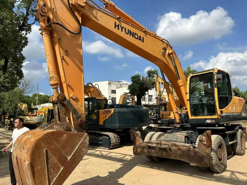 Hyundai R210W-9 - Wheel excavator: picture 4 Hyundai R210W-9 - Wheel excavator: picture 4