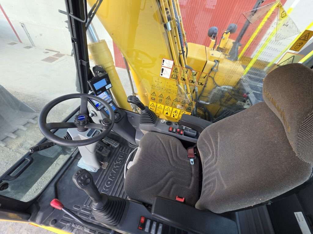 Wheel excavator KOMATSU PW148-11: picture 10