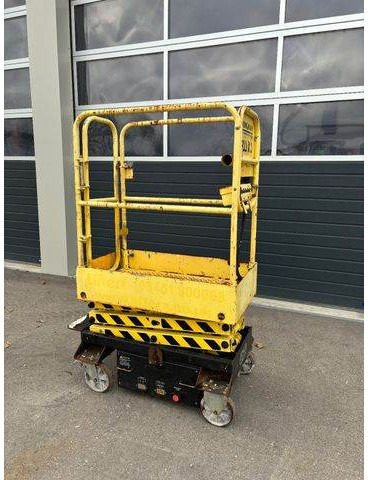 Boss 4,55m Arbeitsbühne Personenlift, BJ 2012 - Scissor lift: picture 1 Boss 4,55m Arbeitsbühne Personenlift, BJ 2012 - Scissor lift: picture 1