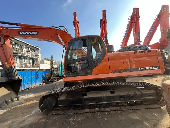 Low running hours Used Machinery Doosan300 dx300lc Hydraulic Crawler Backhoe Digger 30ton Used Excavator Doosan DX300LC - Crawler excavator: picture 3 Low running hours Used Machinery Doosan300 dx300lc Hydraulic Crawler Backhoe Digger 30ton Used Excavator Doosan DX300LC - Crawler excavator: picture 3