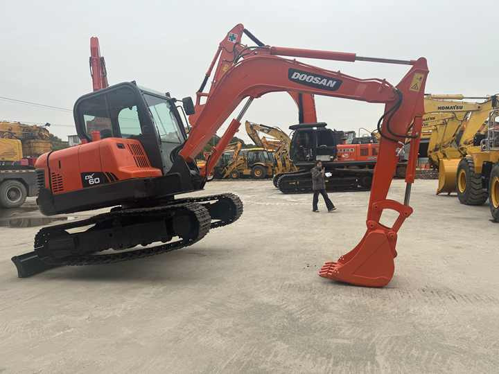 Nice Performance 6t Small Used Excavator,Original Korea Doosan Used Excavators Doosan Dx60 for Sale - Crawler excavator: picture 3 Nice Performance 6t Small Used Excavator,Original Korea Doosan Used Excavators Doosan Dx60 for Sale - Crawler excavator: picture 3