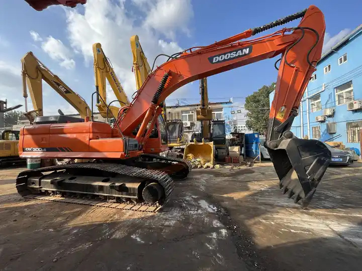 Used Doosan Dx300 Excavator Heavy Large Construction Equipment With Good Condition Original Korea For Sale - Crawler excavator: picture 5 Used Doosan Dx300 Excavator Heavy Large Construction Equipment With Good Condition Original Korea For Sale - Crawler excavator: picture 5
