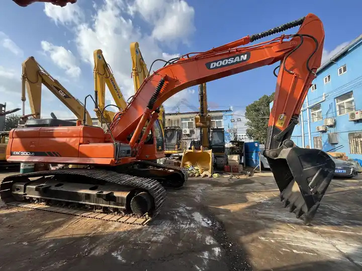 Competitive Used Machinery Doosan300 dx300lc Hydraulic Crawler Backhoe Digger 30ton Used Excavator Doosan DX300LC - Crawler excavator: picture 4 Competitive Used Machinery Doosan300 dx300lc Hydraulic Crawler Backhoe Digger 30ton Used Excavator Doosan DX300LC - Crawler excavator: picture 4