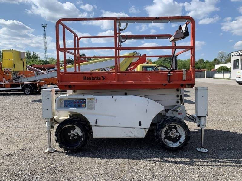 Haulotte Compact 10 DX - 4x4 - 10m - diesel - Scissor lift: picture 4 Haulotte Compact 10 DX - 4x4 - 10m - diesel - Scissor lift: picture 4