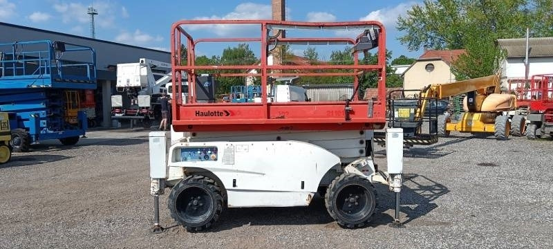Haulotte Compact 10 DX - 4x4 - 10m - diesel - Scissor lift: picture 4 Haulotte Compact 10 DX - 4x4 - 10m - diesel - Scissor lift: picture 4