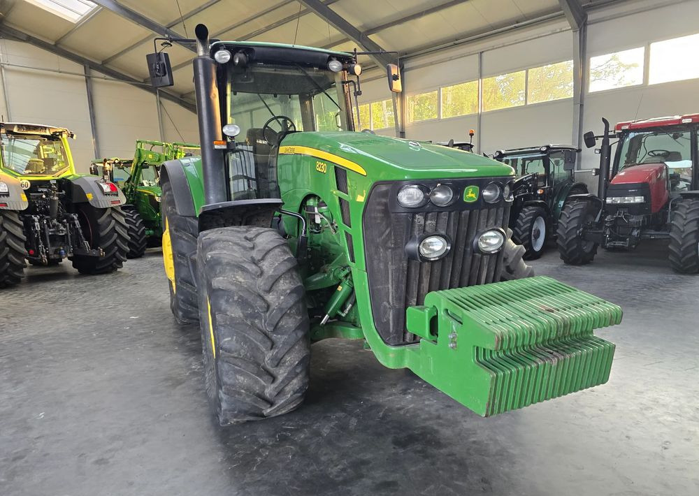 John Deere 8230 - Farm tractor: picture 3 John Deere 8230 - Farm tractor: picture 3