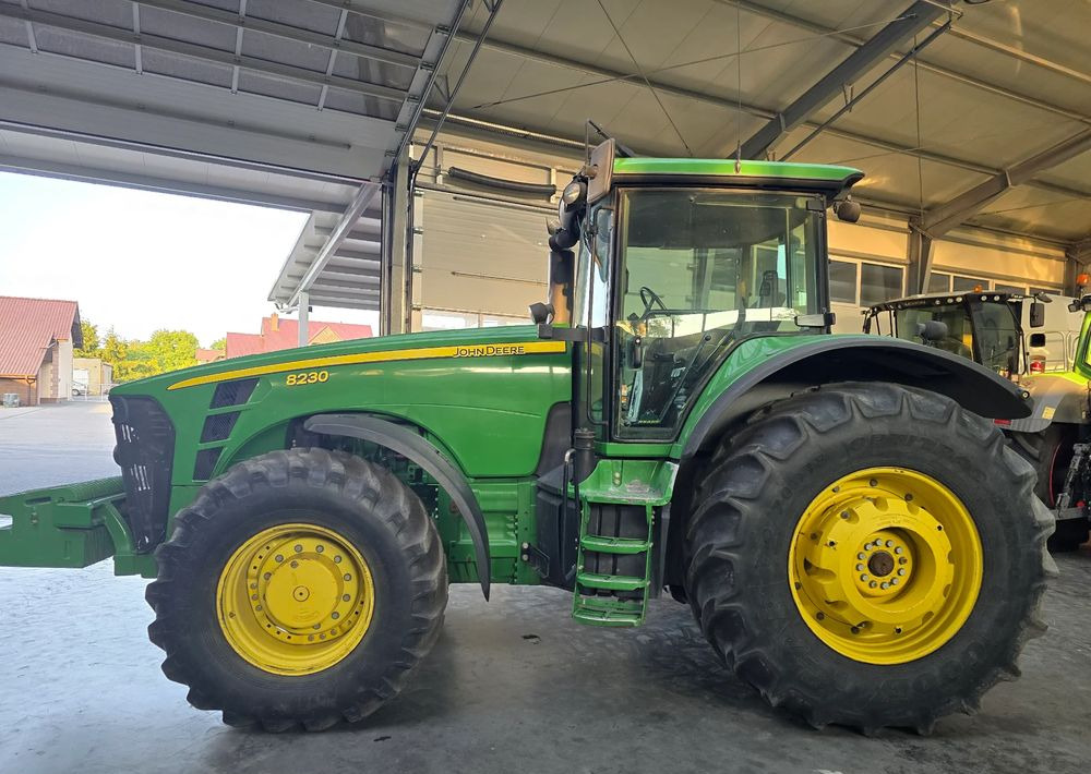 John Deere 8230 - Farm tractor: picture 5 John Deere 8230 - Farm tractor: picture 5