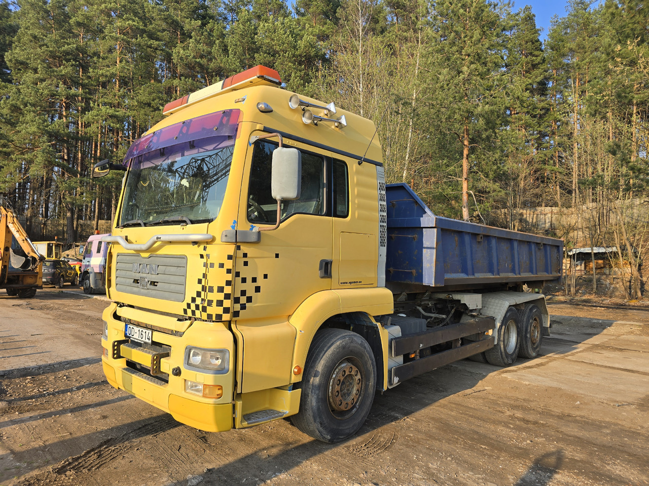 MAN TGA 26.413 - Hook lift truck: picture 1 MAN TGA 26.413 - Hook lift truck: picture 1