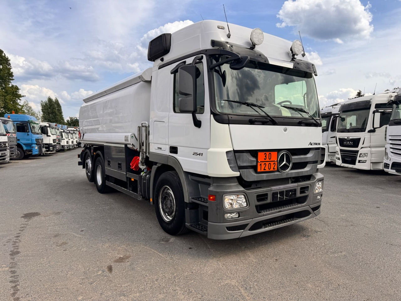 Mercedes-Benz Actros 2541 Tankwagen - Tanker truck: picture 2 Mercedes-Benz Actros 2541 Tankwagen - Tanker truck: picture 2