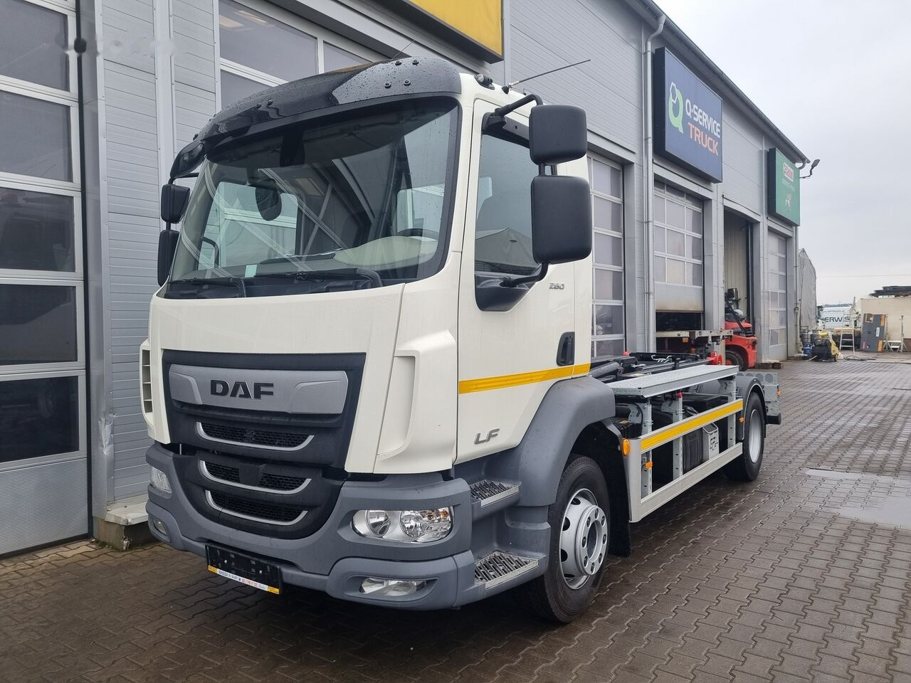 DAF LF 55 260 - Hook lift truck: picture 1 DAF LF 55 260 - Hook lift truck: picture 1