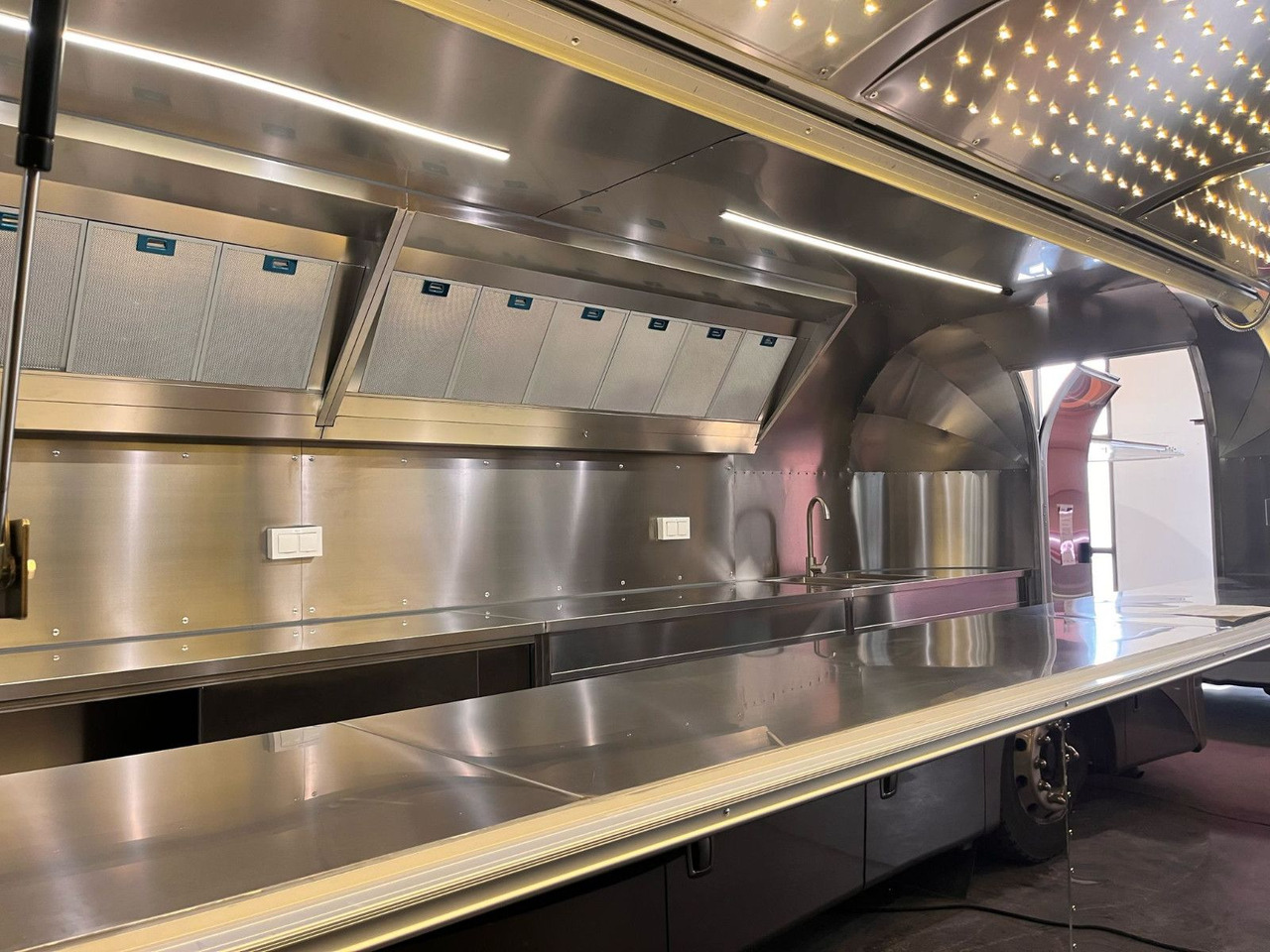 Esselmann Delistar Foodtruck 6000 ähn. Airstream - Food trailer: picture 4 Esselmann Delistar Foodtruck 6000 ähn. Airstream - Food trailer: picture 4