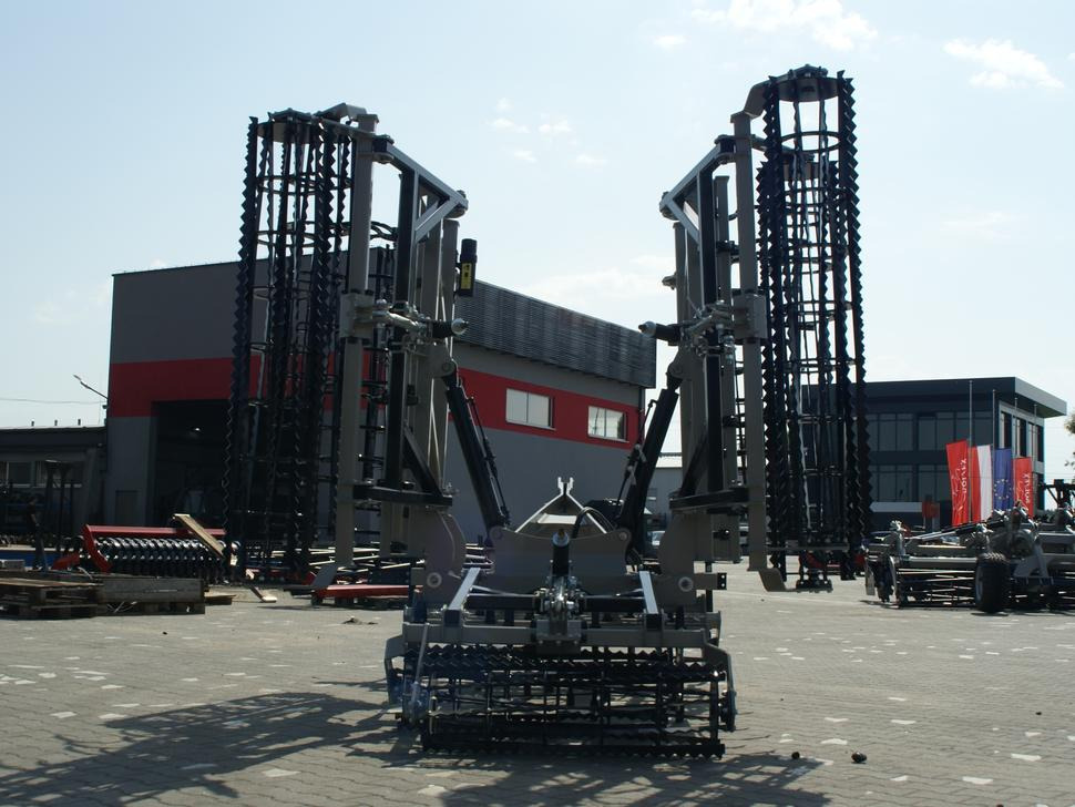 ROLEX Saatbettkombination / Hydraulically cultivator / Vibroculteur / Aggregato di coltivazione /  Почвообрабатывающий гидравлический складывающийся агрегат / Agregat uprawowy hydraulicznie składany - Cultivator: picture 3 ROLEX Saatbettkombination / Hydraulically cultivator / Vibroculteur / Aggregato di coltivazione /  Почвообрабатывающий гидравлический складывающийся агрегат / Agregat uprawowy hydraulicznie składany - Cultivator: picture 3