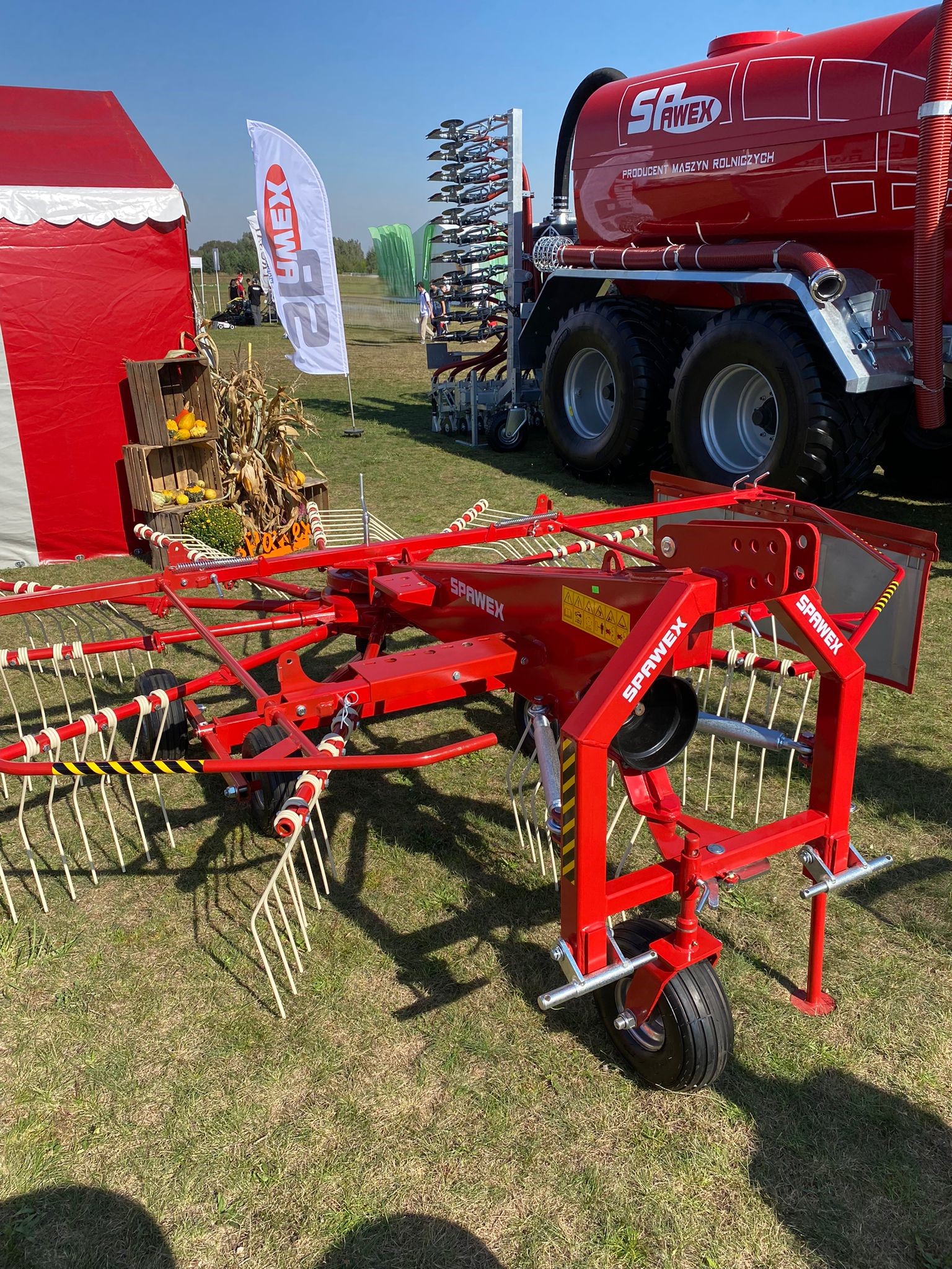 Spawex Kreiselschwader / Rake / Andaineur / Rastrillo / Rastrello / Zgrabiarka 4,5 m - Tedder/ Rake: picture 2 Spawex Kreiselschwader / Rake / Andaineur / Rastrillo / Rastrello / Zgrabiarka 4,5 m - Tedder/ Rake: picture 2