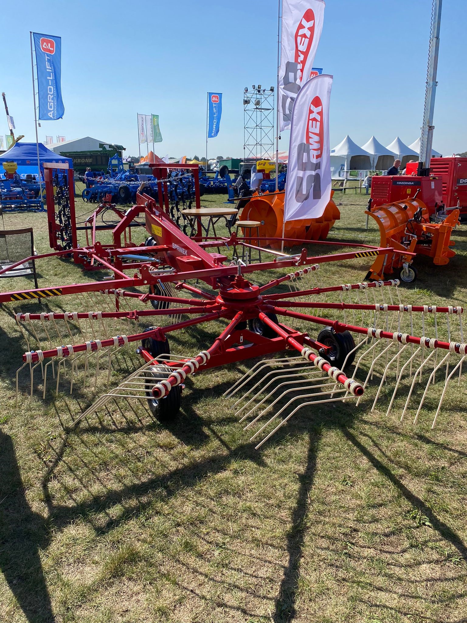 Spawex Kreiselschwader / Rake / Andaineur / Rastrillo / Rastrello / Zgrabiarka 4,5 m - Tedder/ Rake: picture 1 Spawex Kreiselschwader / Rake / Andaineur / Rastrillo / Rastrello / Zgrabiarka 4,5 m - Tedder/ Rake: picture 1