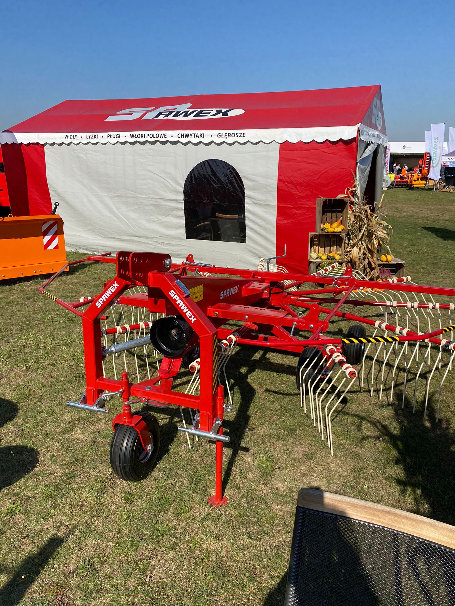 Spawex Kreiselschwader / Rake / Andaineur / Rastrillo / Rastrello / Zgrabiarka 4,5 m - Tedder/ Rake: picture 3 Spawex Kreiselschwader / Rake / Andaineur / Rastrillo / Rastrello / Zgrabiarka 4,5 m - Tedder/ Rake: picture 3