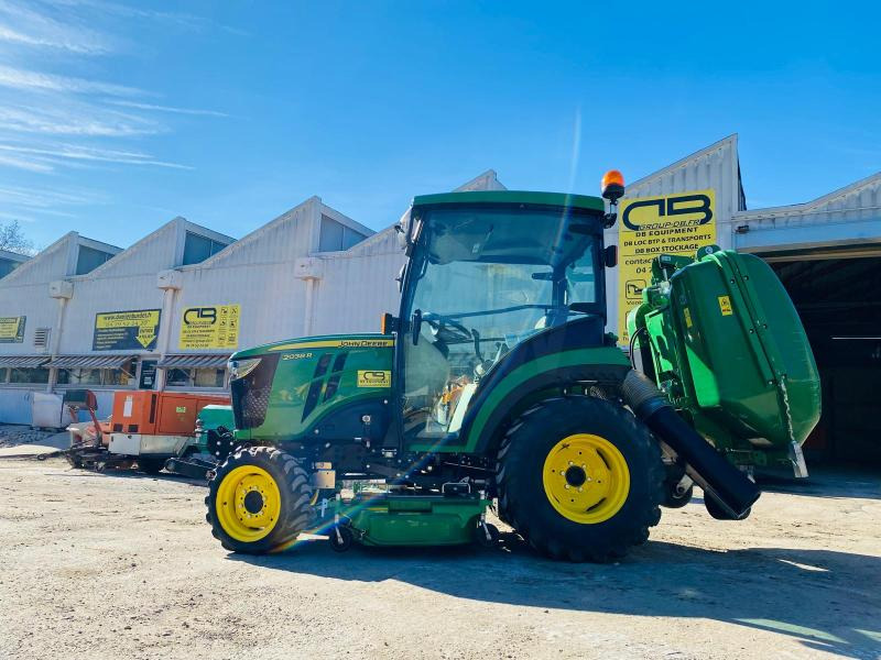 John Deere 2038R avec plateau de coupe et bas de ramassage - Compact tractor: picture 2 John Deere 2038R avec plateau de coupe et bas de ramassage - Compact tractor: picture 2