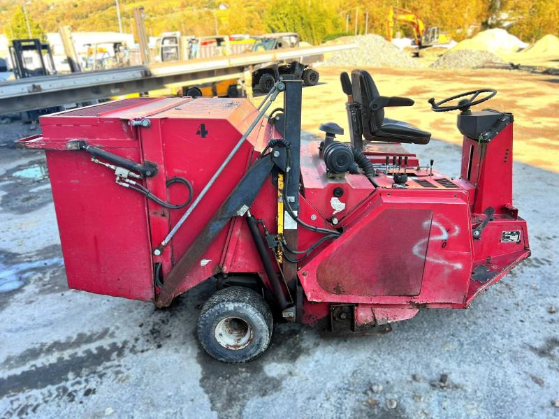 YNO 135-3 VEH Balayeuse diesel - Road sweeper: picture 3 YNO 135-3 VEH Balayeuse diesel - Road sweeper: picture 3